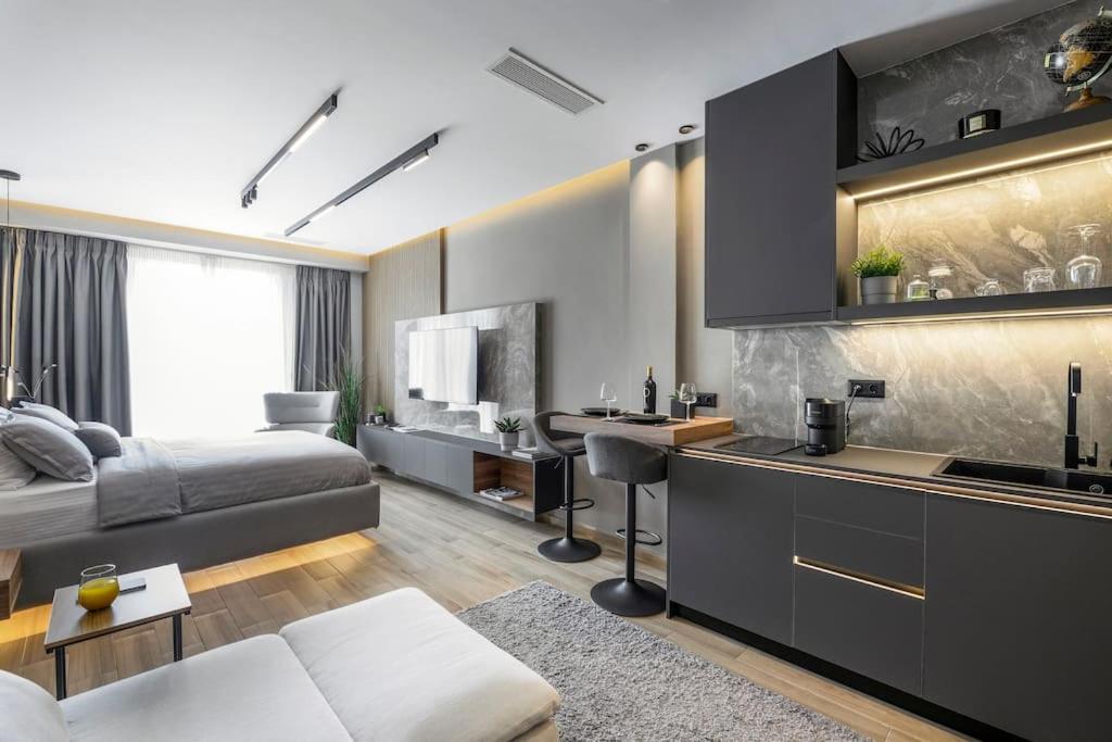 Aristotelian Virtues - Sophia Apartament Saloniki